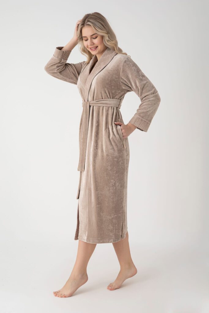 Жіночий велюровий халат Nusa бежевий: 70% бамбук, 30% шовк, на запах з кишенями