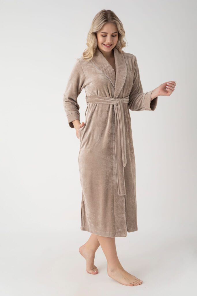 Жіночий велюровий халат Nusa бежевий: 70% бамбук, 30% шовк, на запах з кишенями
